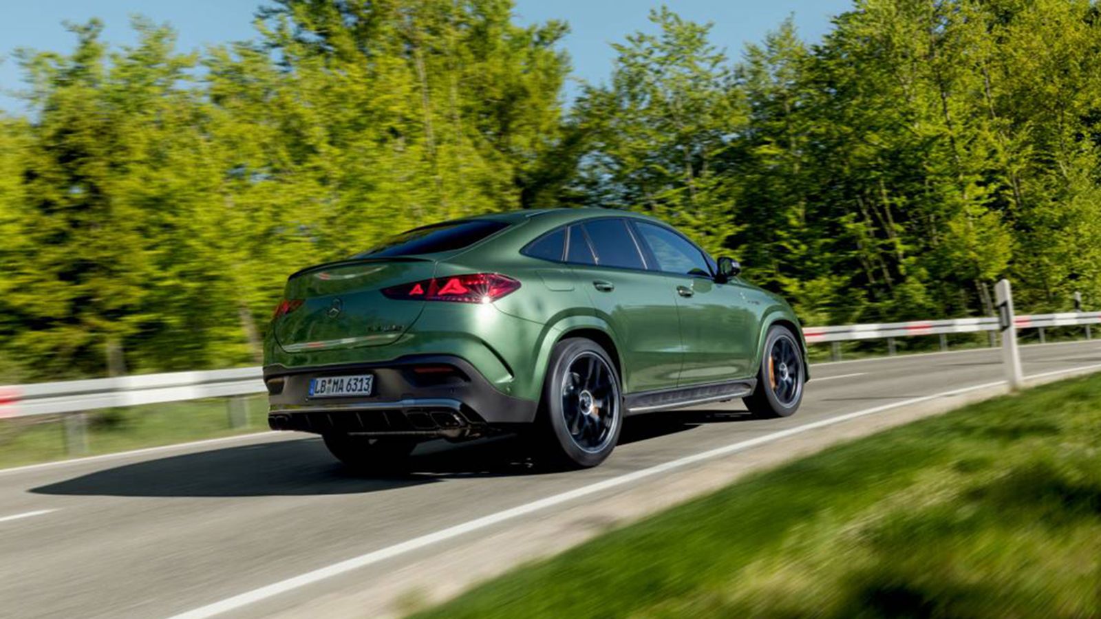Tα νέα πανίσχυρα SUV της Mercedes εξοπλίζονται και με την αερανάρτηση Ride Control+ με προσαρμοζόμενη απόσβεση και διάφορες λειτουργίες. 